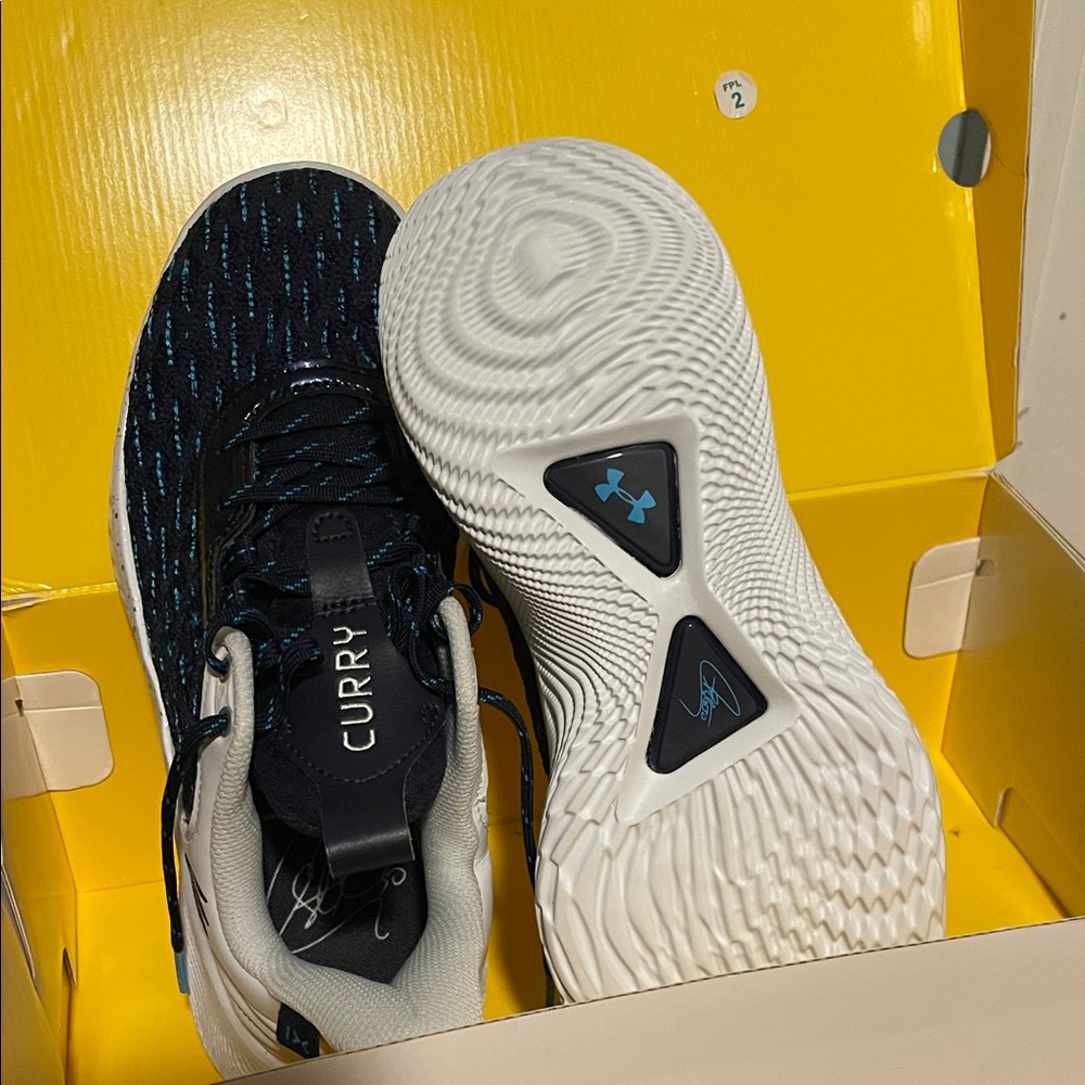 Under Armour Curry Shoes in Navy, blue and White size 8 men’s / 9.5 women’s